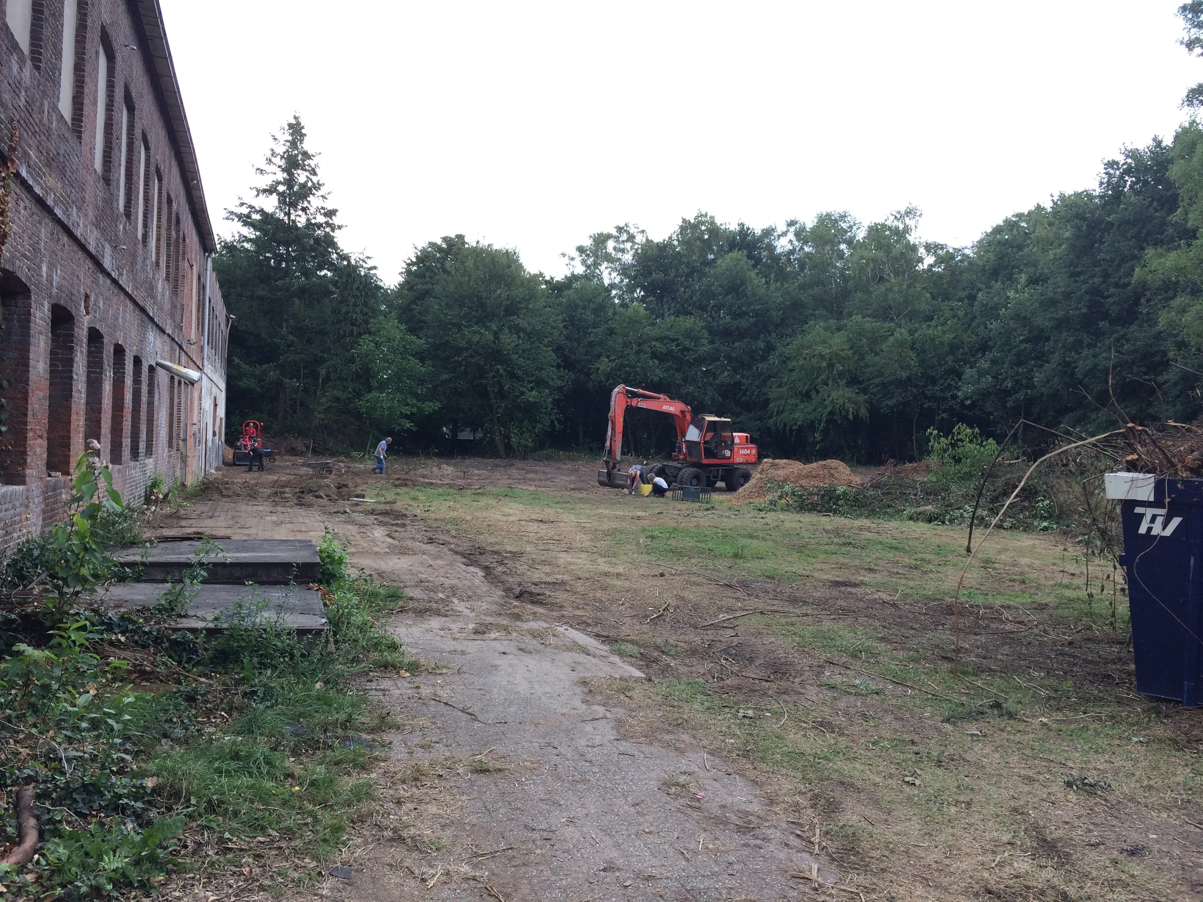 Eerst het terrein: veertien jaar wildgroei gaat eruit
