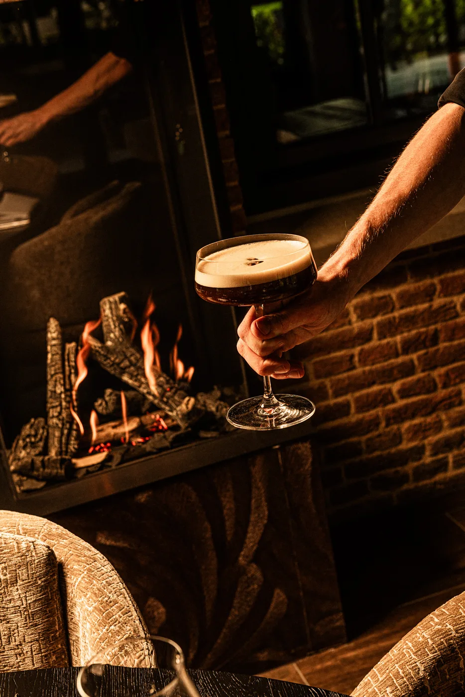 Een espresso martini bij het haardvuur