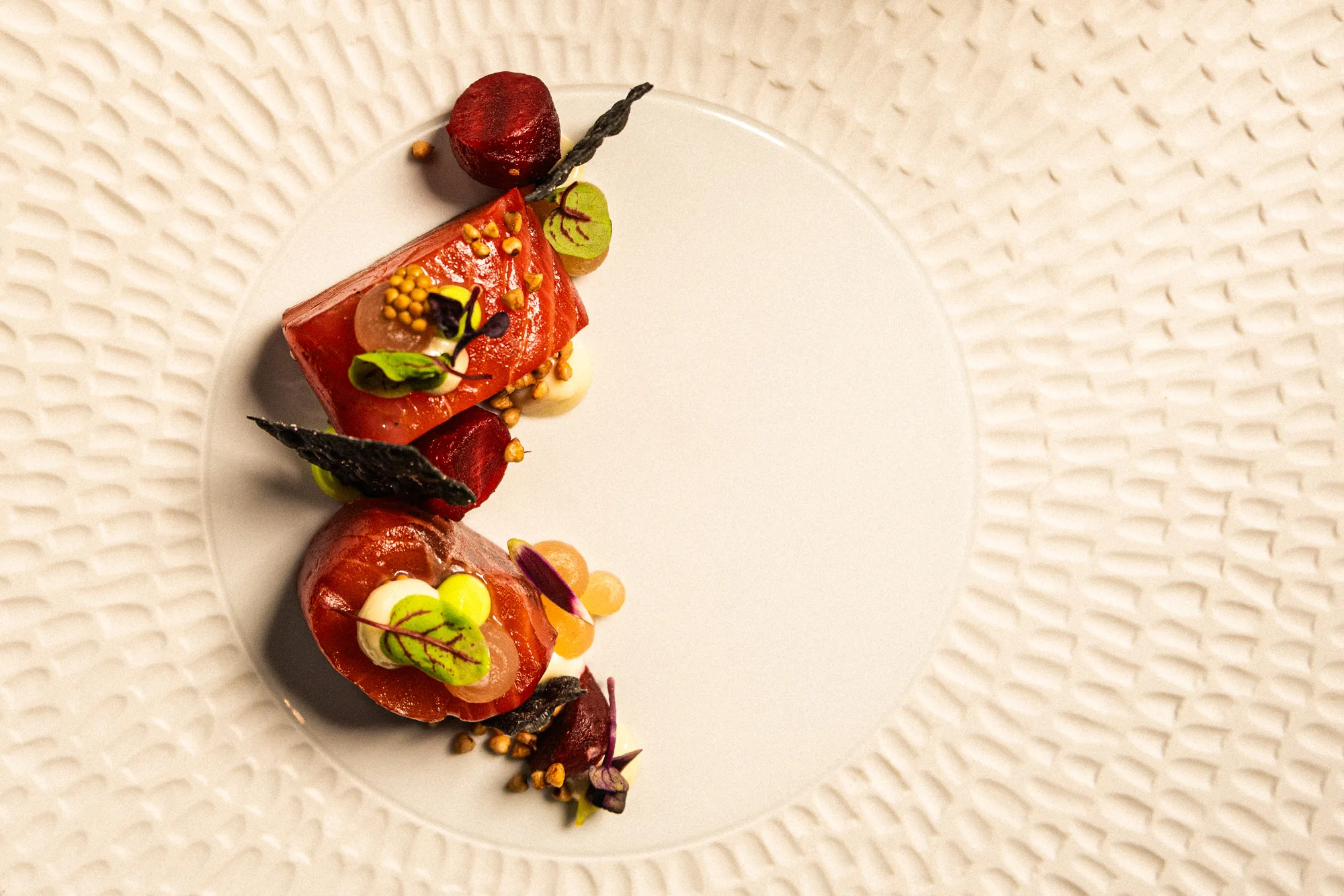Een verfijnd gerecht op een wit bord in restaurant De Kastanjefabriek