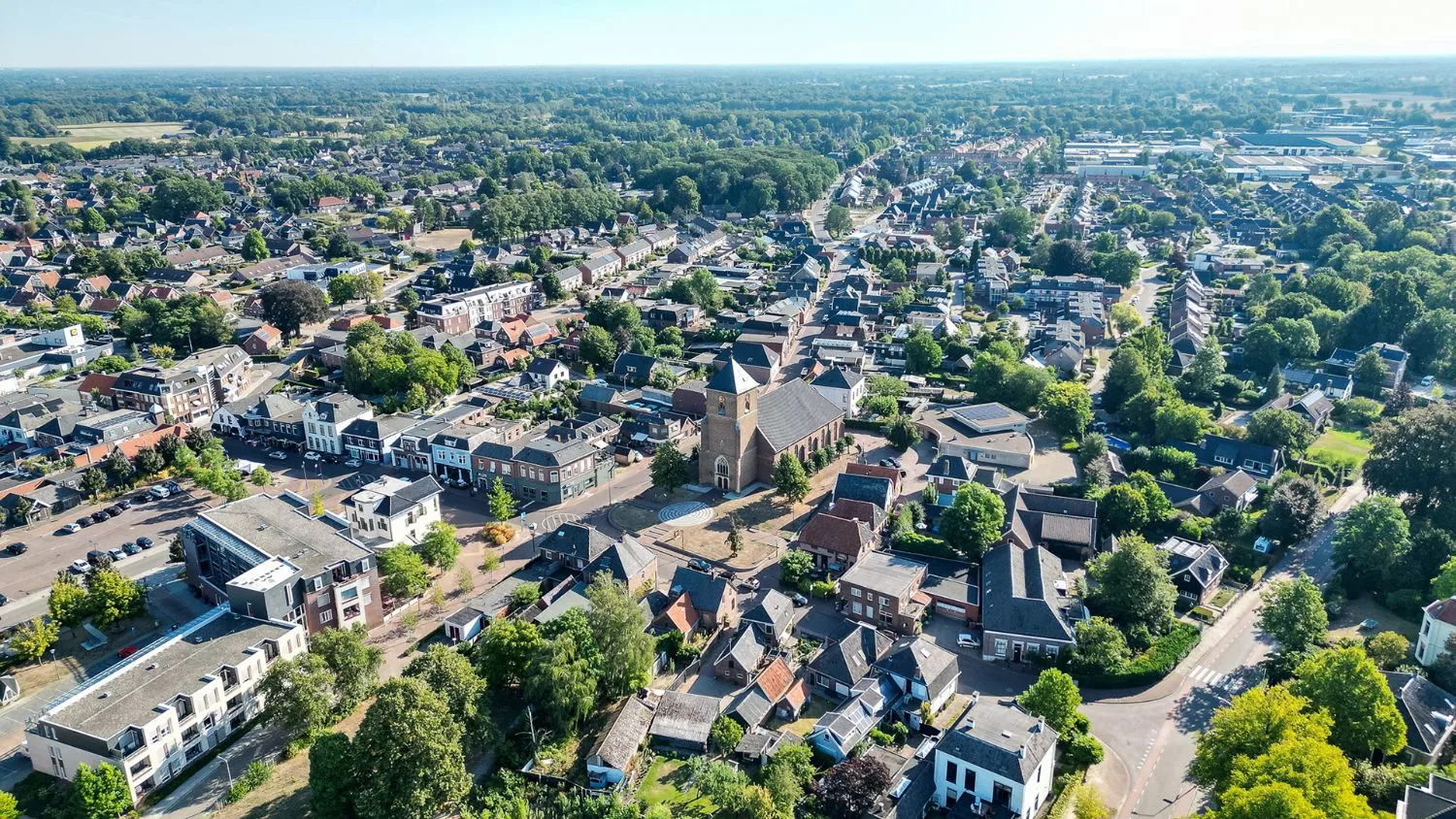 In het dorp: Grote Kerk, Huize De Kamp en de dinsdagmarkt