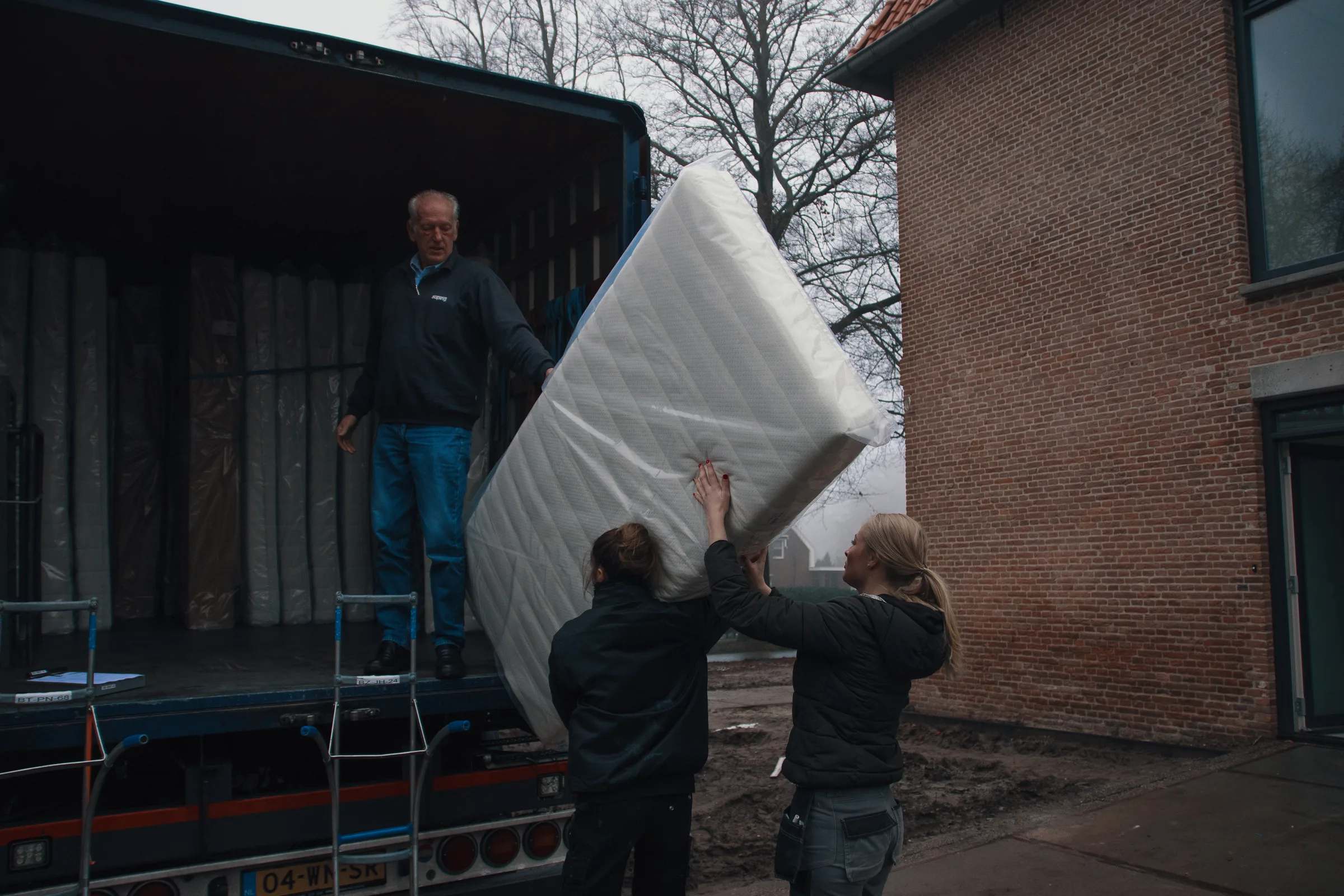 Winter 2018: de eerste bedden worden binnengedragen
