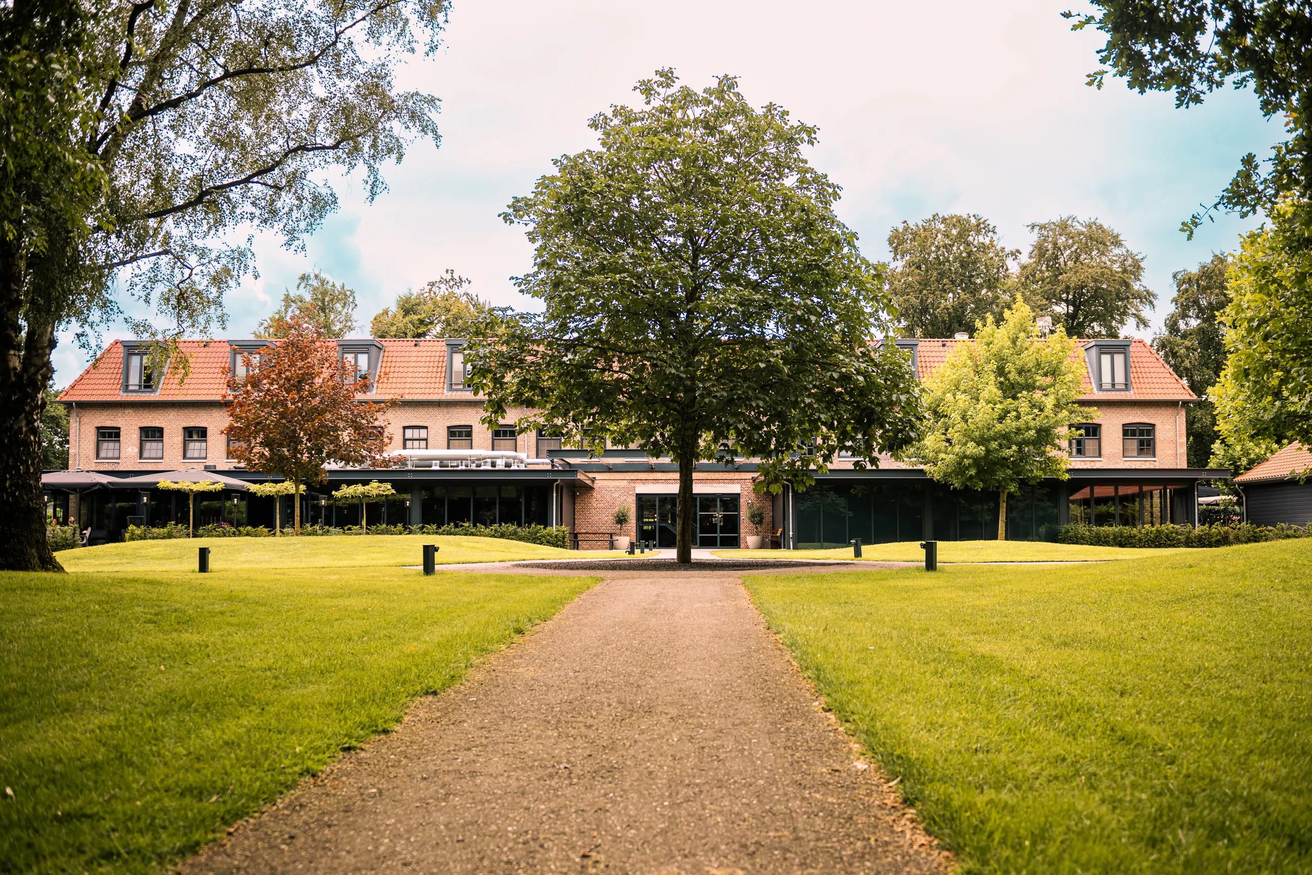 De Kastanjefabriek tussen de oude bomen
